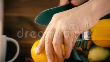 男人切整个柠檬，用榨汁机做果汁。 4K特写镜头